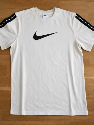 Nike tshirt och shorts strl M - Hej! Säljer mina 2 par shorts i strl M använda ca 2-3ggr samma med tshirt strl M köpta på stadium för 1600kr