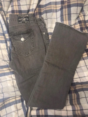 Gråa True Religion jeans -  gråa jeans från True Religion, använda ett fåtal gånger så jättefint skick 