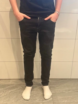 Replay jeans  - Svarta slim tapeard jeans från replay som är i jätte bra skick. Modellen heter mickym och är en bra modell för dig som gillar slim jeans. Jeansen är uppsydda så den passar från 160-172 isch hör av er vid mer frågor 