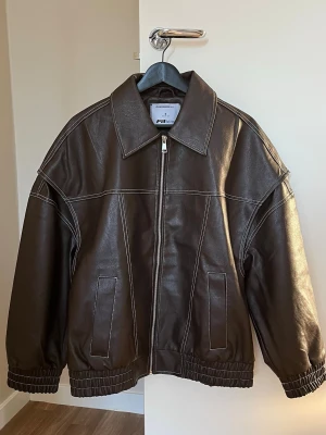 Brun skinnjacka - Utsåld Brun skinnjacka från New Yorker. Använd vi ett tillfälle så som ny. Nypris 489kr men finns inte att köpa längre. Säljer då den inte kommer till använding. Tryck gärna på köp nu. 