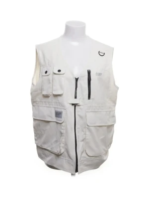 Beige utilityväst från SDNY - Stilren vit utilityväst från SDNY med flera praktiska fickor framtill, dragkedja och knappdetaljer. Västen har en avslappnad passform och är tillverkad i ett lätt tyg, perfekt för lager-på-lager och streetwear-inspirerade outfits.