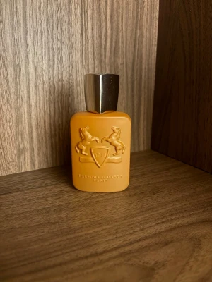 Parfums de Marley Althair - Säljer nu splitt på Parfums de Marley Althair. Storlekarna som finns är 2,3,5 ml men 10 och 30 går även att lösas. Frakt kan lösas privat eller via plick. Priser||69|119|139| Skriv vid minsta lilla fundering🙌