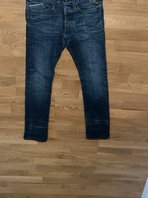 Replay jeans  - Säljer dom hära schyssta Jeansen ifrån replay med urtvätt design . Perfekt mode . Straight leg . Med ett litet hål vid sidan av jylfen