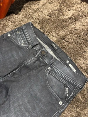  slim fit jeans från Replay - Säljer nu dessa schyssta nyinköpta jeansen då dom växte ur mig lite för fort. Riktigt bra skick på dom.