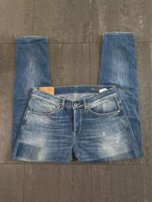 dondup george jeans - Snygga och lite unika dondups med snygg wash i bra skick. Inga defekter och det är bara att skriva vid frågor eller mer bilder mvh