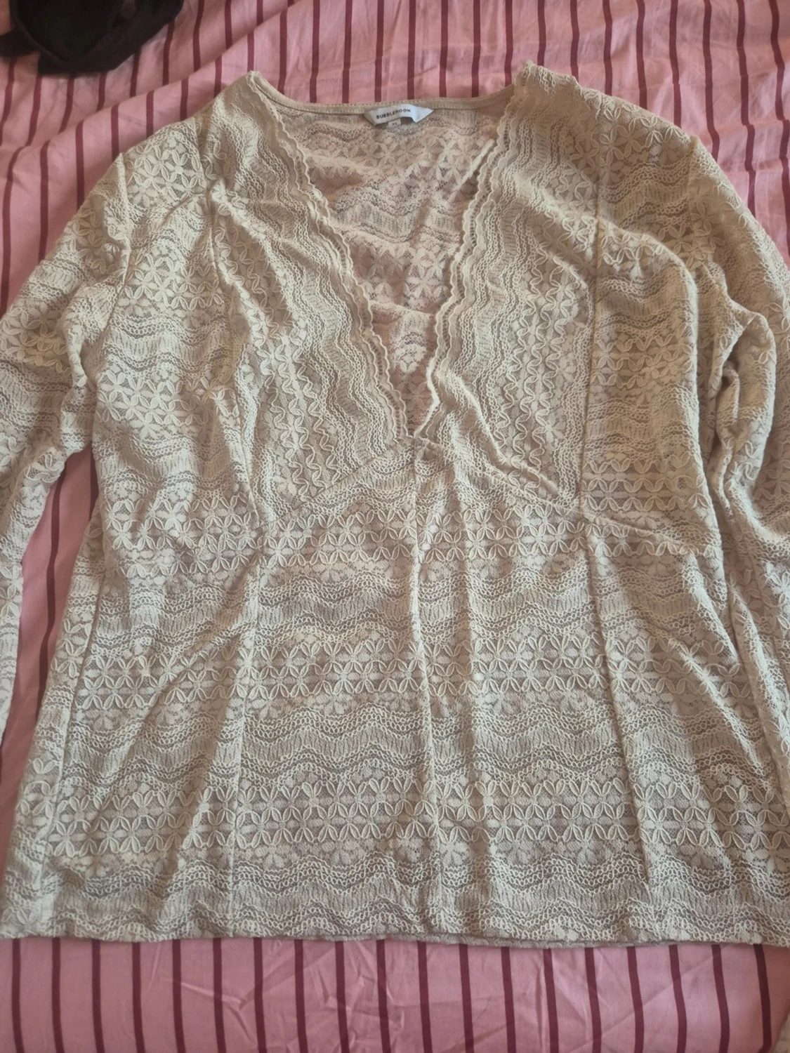 Beige spetsblus med volangärm
