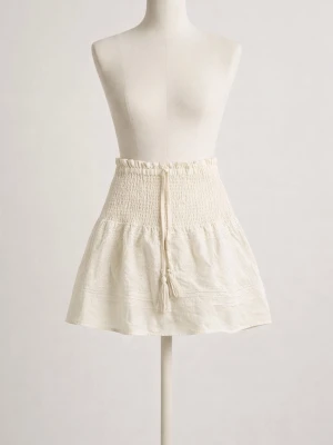 Vit kort kjol med smock och tofsar - Jättesnygg kjol från zara!!