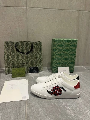 Vit skor med snake desig - Helt nya storlek 43, fraktas samma dag pch lite använda 