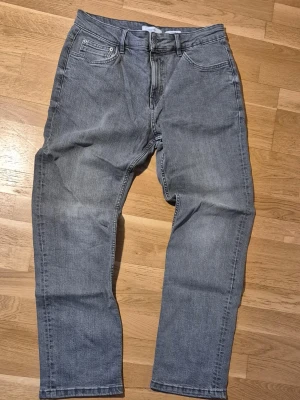 reserved brand jeans - Used a couple of times , really nice material and quality, no defects! Size L32 W32 , length 105cm , waist 42cm , benöppning 21cm