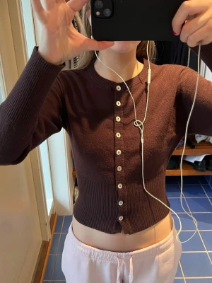 Brun kofta - Superfin brun kofta ifrån Gina Tricot! Kontakta mig ifall du har funderingar! ❣️❣️💕