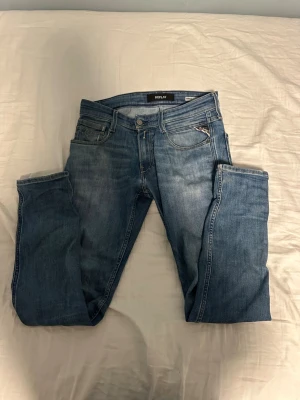 Replay anbass jeans - Säljer nu dessa blå replay anbass jeans i storlek 28/30 som är i bra skick! Skriv till mig om ni har några som helst funderingar ⭐️🍾