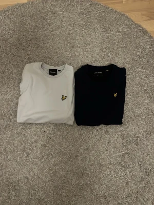 Lyle&Scott 2 par t-shirts  - Säljer 2 par Lyle&Scott T-shirts. Storleken är S. 1 för 180, 2 för 350