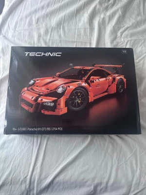 Byggsats Technic Porsche 911 GT3 RS - Säljer en Technic byggsats av Porsche 911 GT3 RS i skala 1:8. Setet innehåller 2704 delar och är orange med svarta detaljer. Modellen har realistiska funktioner och detaljer som motor, fjädring och inredning. Perfekt för dig som gillar bilar och byggsatser.