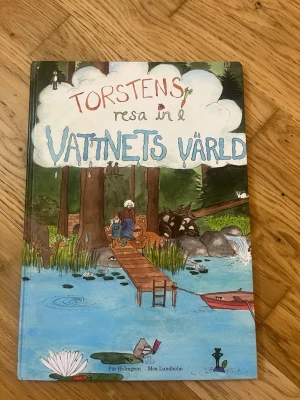 Torstens resa in i vattnets värld - En färgglad och illustrerad bok med hårda pärmar, skriven av Pär Holmgren och Moa Lundholm. Boken handlar om Torsten och hans farmor som utforskar vattnets kretslopp och naturens mysterier. Perfekt för dig som gillar äventyr och miljöfrågor.