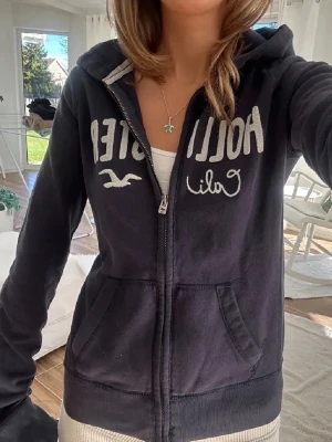 Hollister zip - Storlek M. Skickas inom 24h. Se liknande plagg i min profil! 