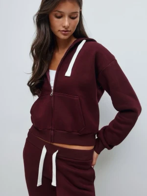 Vinröd hoodie med dragkedja ginatricot - Vinröd hoodie med dragkedja och vita snören i huvan. Tillverkad i mjuk bomullsblandning och har en avslappnad passform. Praktisk känguruficka framtill och ribbade muddar vid ärmslut och nederkant. Perfekt för en chill 