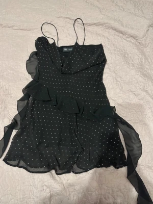 klänning - miniklänning med volanger och strass, aldrig använd🖤