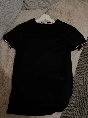 Moncler t shirt - Säljer en äkta Moncler t shirt i storlek XS i passformen slimfit. Självklart äkta.