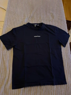 Mörkblå Björn Borg t-shirt - Snygg mörkblå t-shirt från Björn Borg med klassisk passform och rund hals. Diskret vit logga på bröstet. Tillverkad i mjukt bomullsmaterial som känns skönt mot huden. Perfekt för en avslappnad och stilren look.