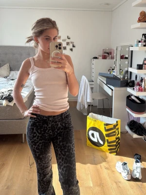 Leopardbyxor från calzedonia - Säljer ett par svarta jeans med grått leopardmönster. Jeansen har rak passform och normal midja. Materialet är denim och de har en trendig look som sticker ut. Perfekta för dig som vill ha något extra i garderoben.