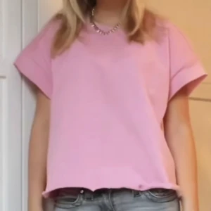 Kortärmad sweater - Aaascool. Färgen är mer som på den andra bilden men inte lika stark. Bra skick. 