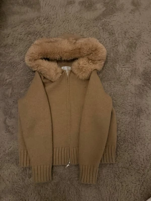 Alexia jacka  - Mysig och fin kofta med päls från furstockholm. Nästan helt oanvänd utan några skador Xs men passar S och M
