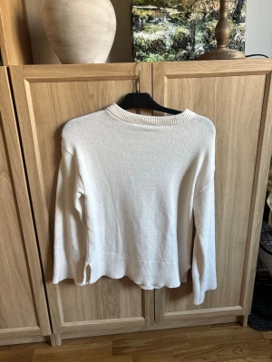  stickad tröja  - vit stickad tröja från lager 157, storlek XS💞