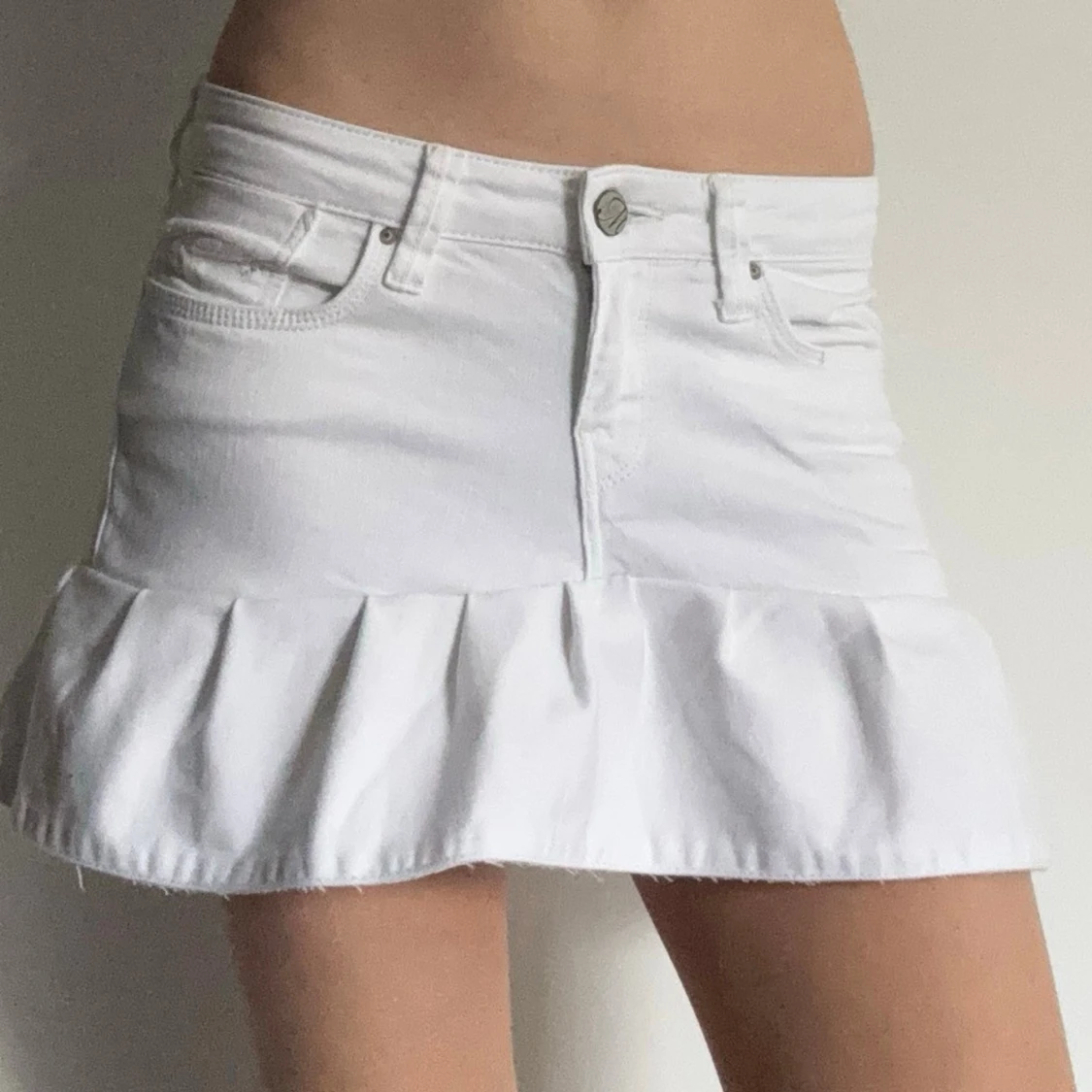 Vit jeanskjol med volang - 2