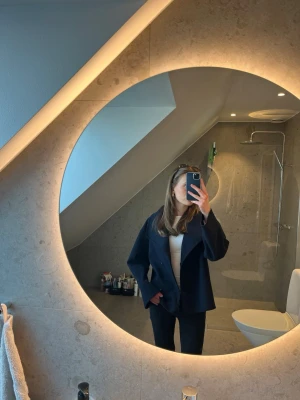 Kappa från Gina Tricot - Marinblå kappa från Gina Tricot Young💕i storlek 170, skulle säga att den sitter som xs/s