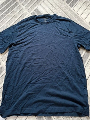 Mörkblå basic t-shirt från lcwaikiki - En enkel och stilren mörkblå t-shirt från lcwaikiki. T-shirten har rund halsringning och korta ärmar, tillverkad i mjuk bomull för en bekväm känsla. Perfekt att matcha med jeans eller shorts för en avslappnad look.