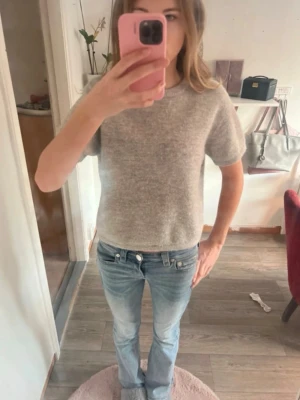 Grå stickad tröja kortärmad - Säljer denna gråa kortärmade stickade tröjan från Gina Tricot i storlek 158/164💕Fint skick❣️