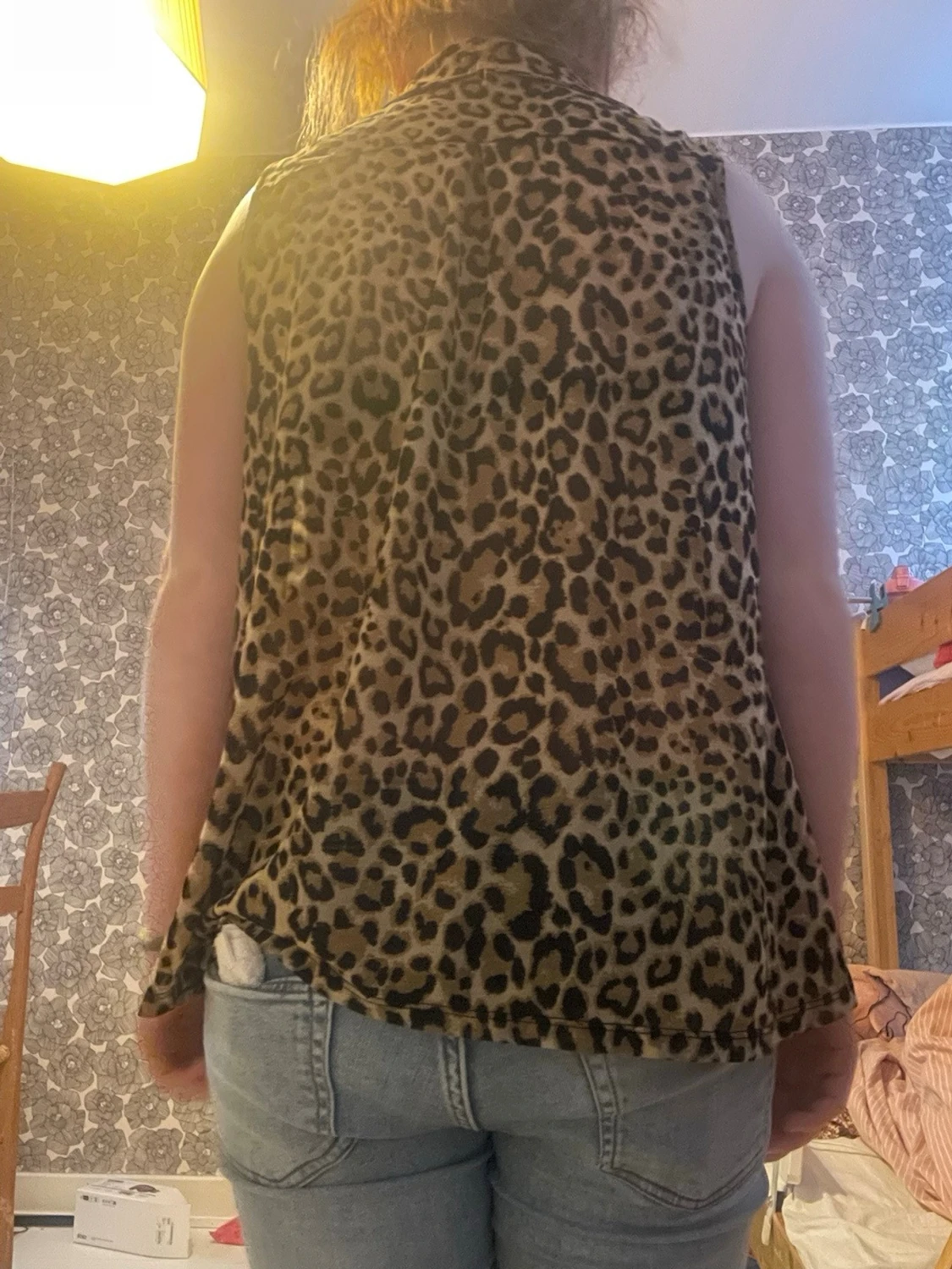 Leopardmönstrad ärmlös blus - 1