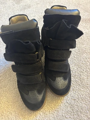 Isabel marant skor  - Säljer mina Isabel marant skor då dom inte kommer till användning💞 Skorna är i nyskick eftersom dom inte har använts många gånger. Storlek 38. Det är bara att höra av sig vid frågor 💕