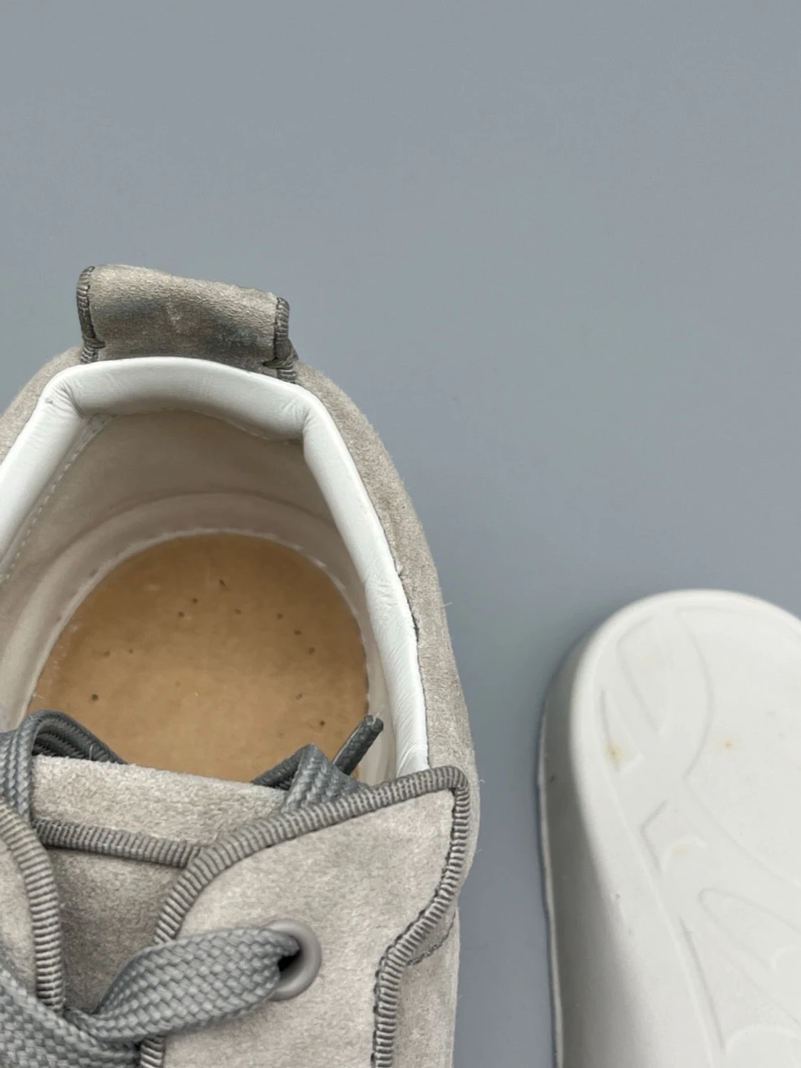 Louboutin skor i grå mocka med spikar  - 6