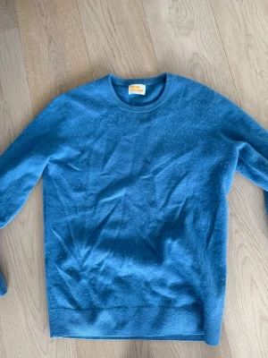 Blå stickad tröja från From Future - Stickad cashmire tröja