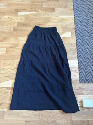 Svart långkjol - Svart långkjol från H&M, storlek 158/164, funkar som xs oxå! 💞 fint skickkk