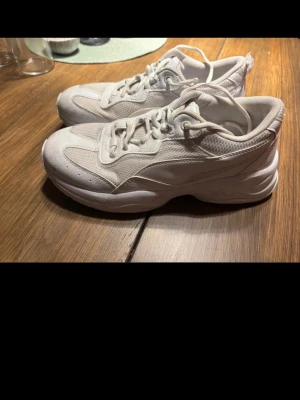 Vita sneakers Puma - Vita puma skor i storlek 38 med hög sula! Soft foam sula inuti💞