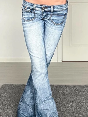 Jeans - Midjemått: 35cm rakt över, innerbenslängd: 78cm 💗 