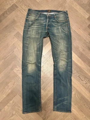 Lee jeans archive - Säljer mina Lee jeans med extremt snygg fade!   Sällsynt vintage modell  köpt för 1299kr Perfekt skick Slim/raka Mått längst bak Bara att köpa eller kontakta vid frågor, pris kan diskuteras vid snabbt köp