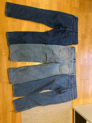 Tre par  blå jeans - Säljer tre par HM Blå Jeans. Slim, Loose och regular modell. Alla Jeans i bra skick. 100kr styck per jeans. 250kr för alla tre.