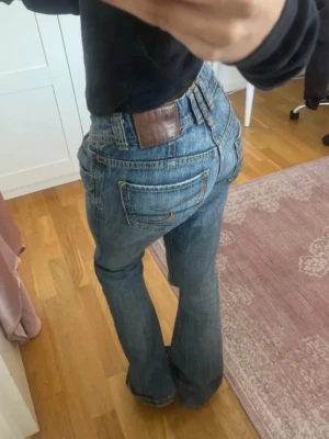Timezoone bootcut  - Jätte snygga jeans! Lite slitage längst ner💞 Storlek: midja rakt över:35cm  Innerbenlängd:81cm
