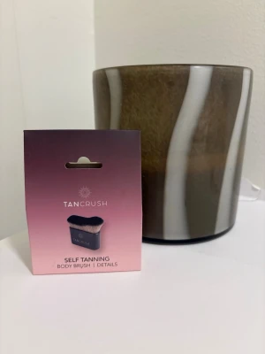 TanCrush Self Tanning Body Brush - Sminkborste från TanCrush för applicering av brun utan sol. Borsten har täta, mjuka strån och ett svart handtag med elegant design. Perfekt för detaljerad applicering av brun utan sol-produkter och ger ett jämnt resultat.