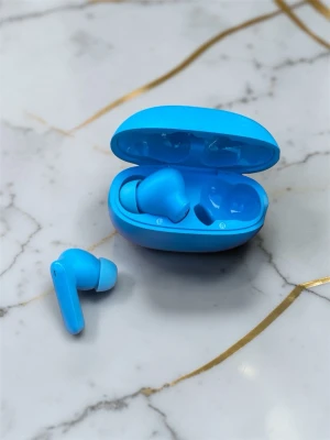 Blå trådlösa in-ear hörlurar - Snygga trådlösa in-ear hörlurar i klarblå färg med matchande laddningsetui. Hörlurarna har en modern, stilren design och mjuka silikontoppar för bekväm passform. Perfekta för musik, poddar och samtal på språng.