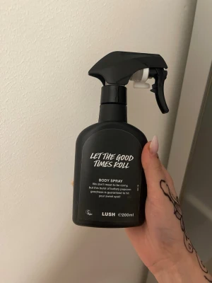 LUSH Let The Good Times Roll Body Spray - LUSH Let The Good Times Roll Body Spray i svart plastflaska med spraymunstycke. Doften beskrivs som smörig popcorn och flaskan rymmer 200 ml. Perfekt för dig som vill ha en unik och söt doft i vardagen.