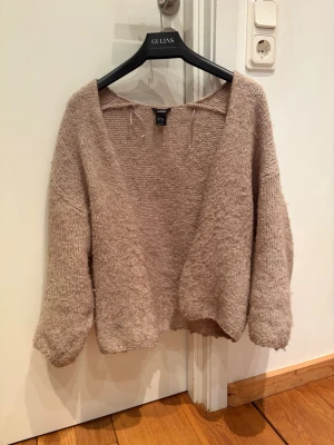 Beige stickad kofta från Lindex - Mysig beige kofta från Lindex med stickad textur och avslappnad passform. Tillverkad i mjukt material som känns skönt mot huden. Storleken är XS/S. Bara att höra av er om ni har frågor eller prisförslag. Just denna färg är slutspld och tillverkas inte längre