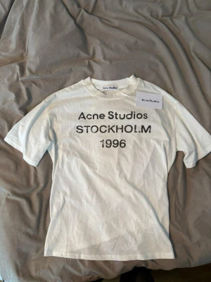 ACNE STUDIO T-shirt  - Vit T-shirt från ACNE STUDIO, taggarna följer med men är avtagna. Använd 3 gånger!