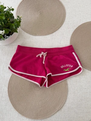 Hollister lågmidjade shorts  - Storlek M. Rakt över midjemått: 38cm. Skickas inom 24h. Se liknande plagg i min profil! 