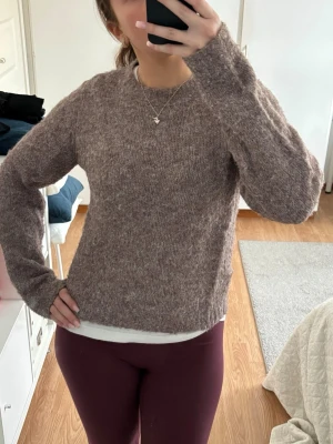 Grå/brun stickad tröja - Supersnygg stickad tröja från Vero Moda, i storleken XS, Inge defekter💗