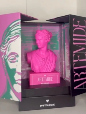 Parfym - Säljer parfymer i en unik flaska av Zeus, Apollo, Artemide . Flaskorna innehåller 100 ml doft. Priset är per st. 2,500kr. Man kan endast köpa i 2 butiker fullpack för 20,000kr. ~ Artemide: Head note: Herbal Notes, Mandarin Orange Heart note: Cloves, Jasmine, Suede Base note: Amber, Birch, Cedarwood, Guaiac Wood, Oakmoss, Patchouli || Zeus: Head note: Cardamom, Cinnamon, Eucalyptus, Lemon, Orange, Rum Heart note: Geranium, Tobacco Blossom, Violet Leaf, Water Base note: Patchouli, Vanilla ||