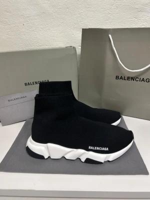 Balenciaga Speed Skor  - Helt nya aldrig använda. Storlek 42. Snabb frakt. Allt ingår 